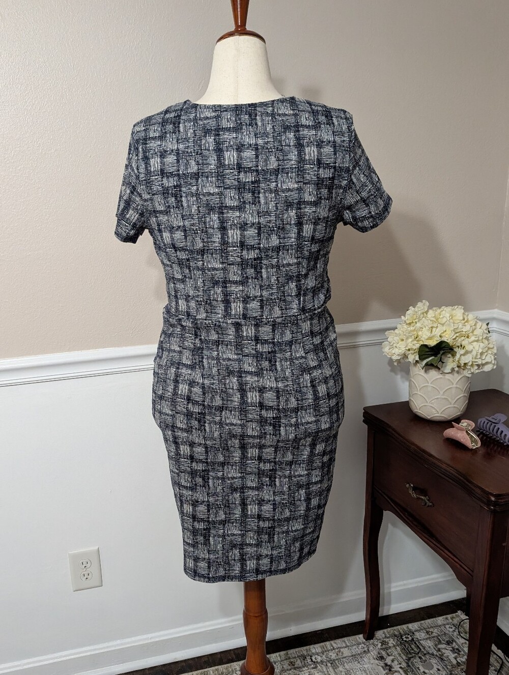 Tacera Fitted Black And White Dress - Picture 2 of 6